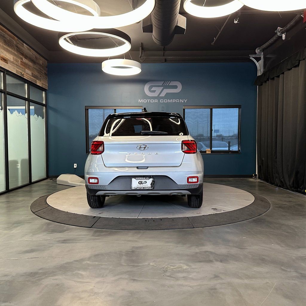 Used 2021 Hyundai Venue SE FWD image 4