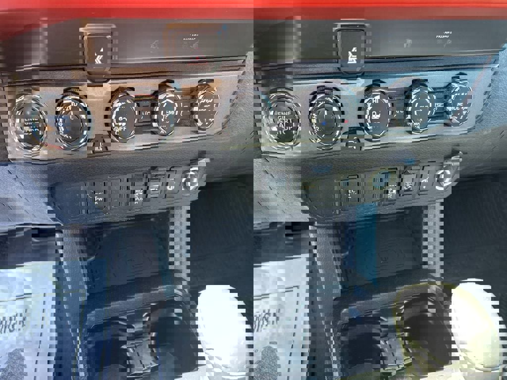 Used 2020 Toyota Tacoma TRD Sport image 11