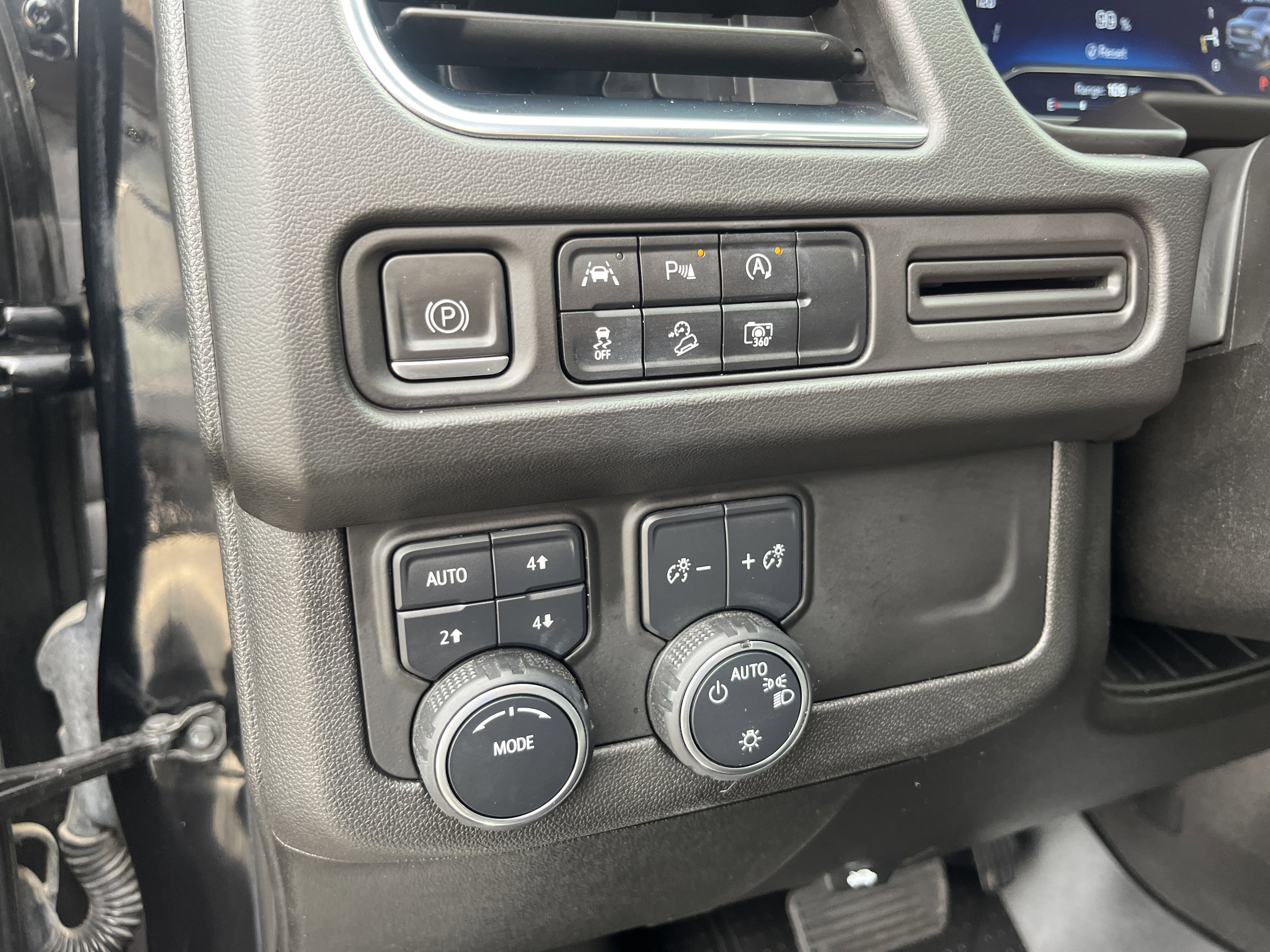Used 2023 Chevrolet Tahoe Z71 w/ Luxury Package AWD/4WD image 18