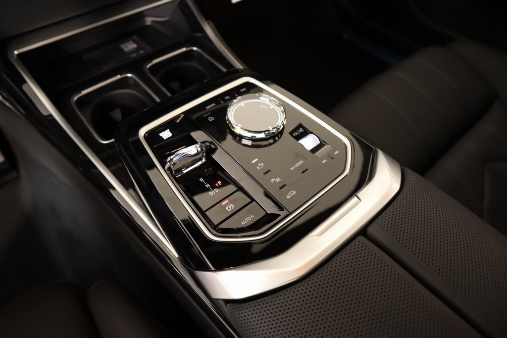 New 2026 BMW 750e xDrive image 9