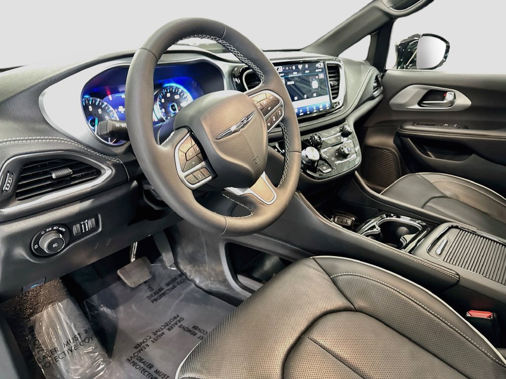 Used 2026 Chrysler Pacifica Limited FWD image 9