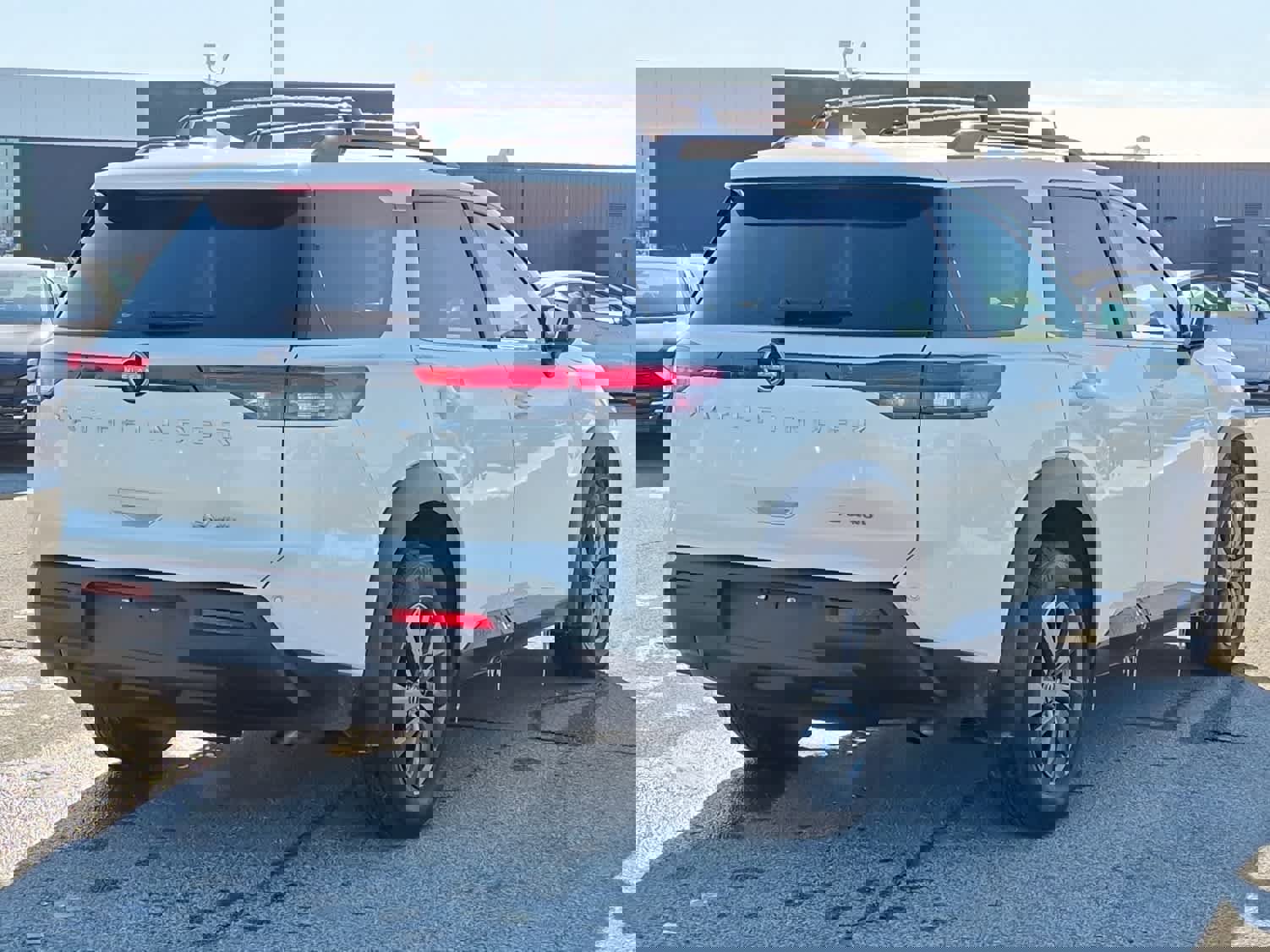 Used 2024 Nissan Pathfinder SV image 3