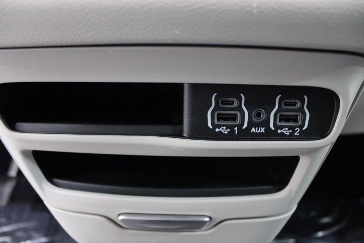 Used 2024 Chrysler Pacifica Touring-L image 50
