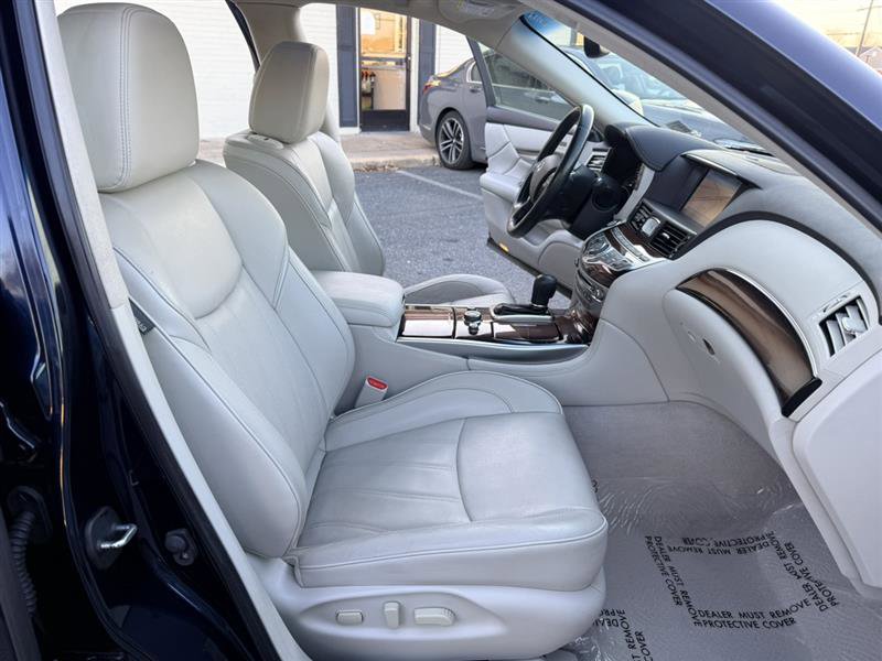 Used 2015 INFINITI Q70 L 5.6 w/ V8 Deluxe Technology Package AWD/4WD image 16