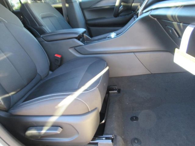 New 2025 Jeep Grand Cherokee Laredo image 9