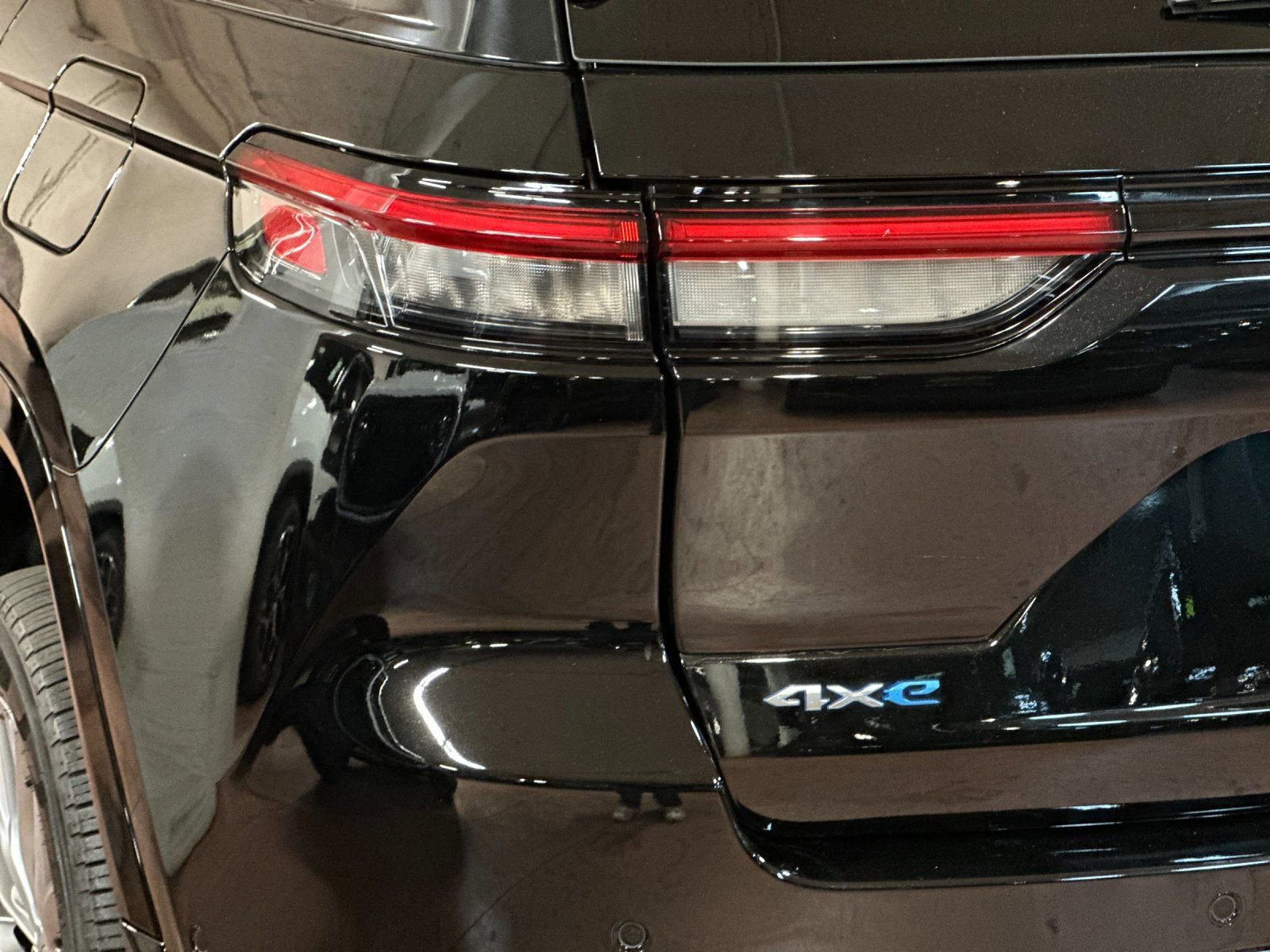 Used 2023 Jeep Grand Cherokee Summit w/ Advanced Protech Group IV AWD/4WD image 26