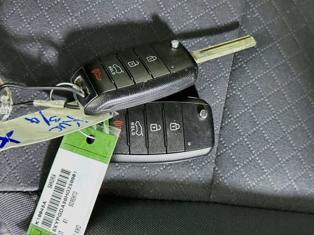Used 2017 Kia Sorento AWD image 31