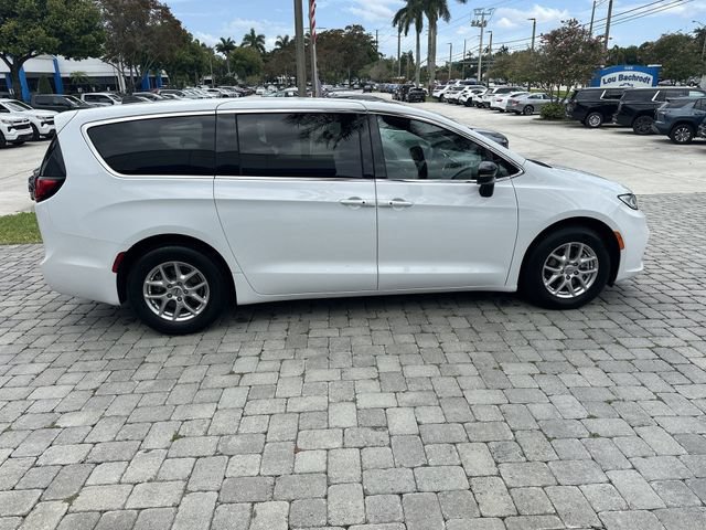 Used 2024 Chrysler Pacifica Touring FWD image 14