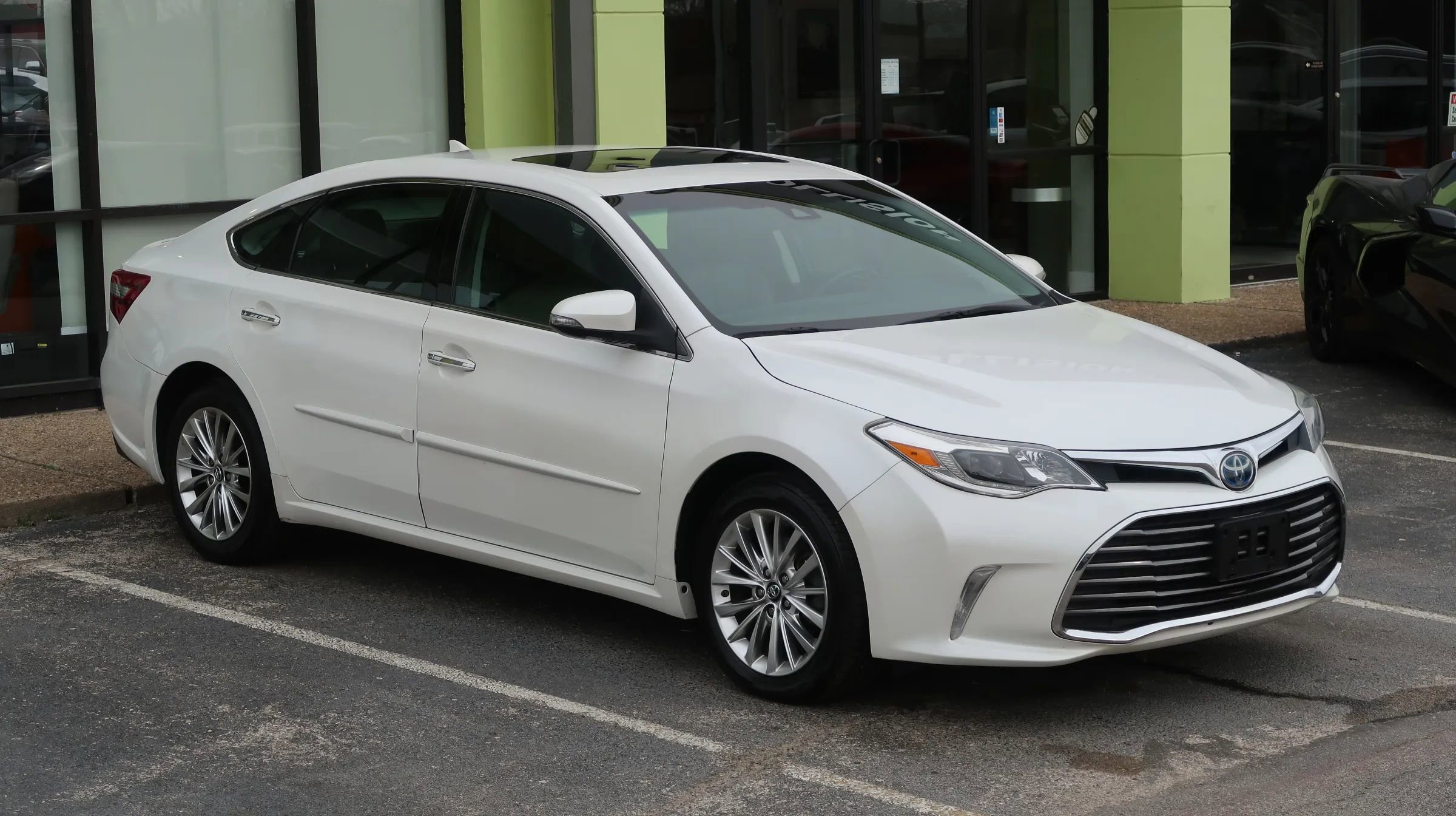 Used 2018 Toyota Avalon Limited w/ All Weather Liner Package FWD image 5