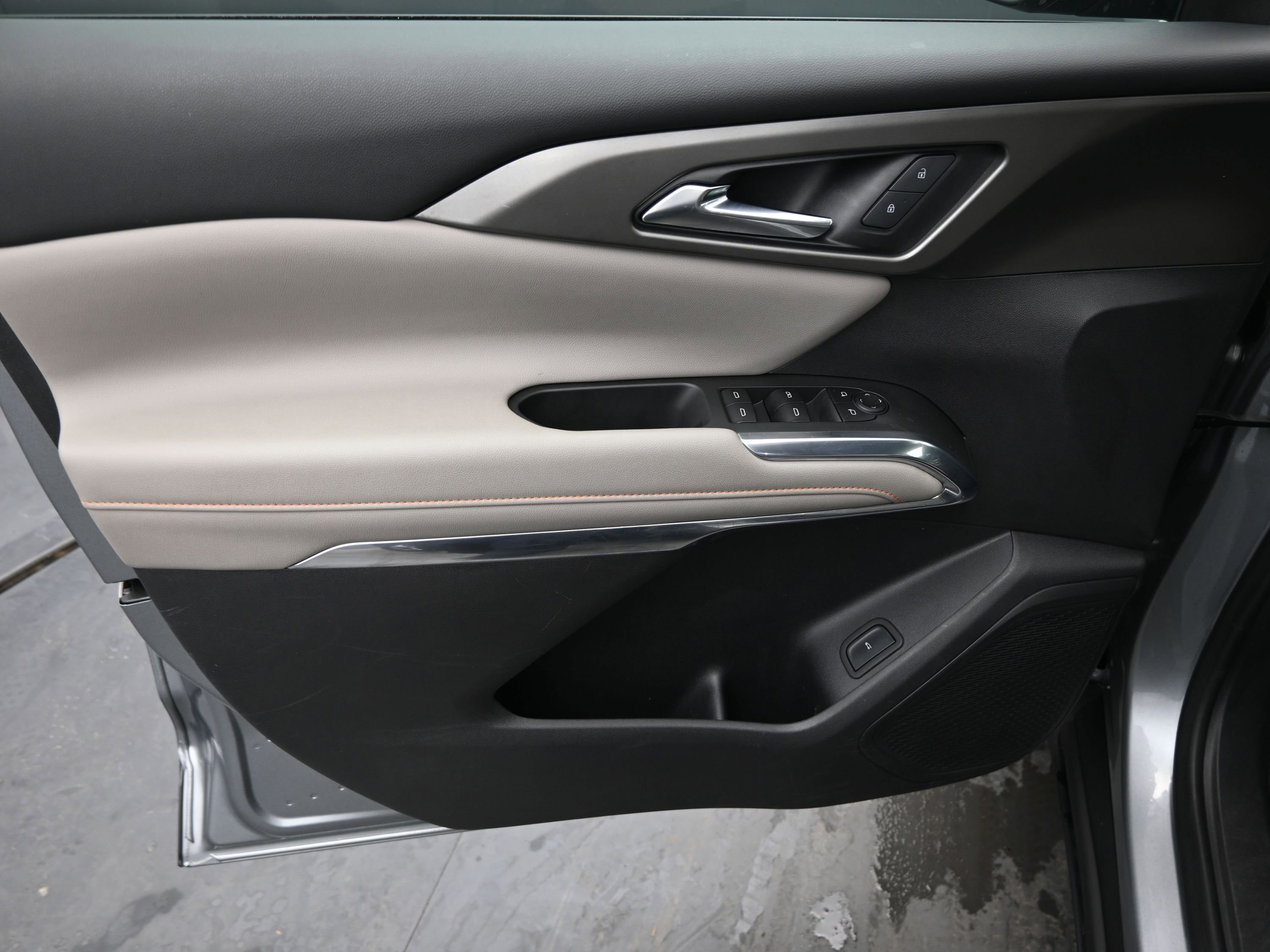 Used 2025 Chevrolet Traverse LT image 13