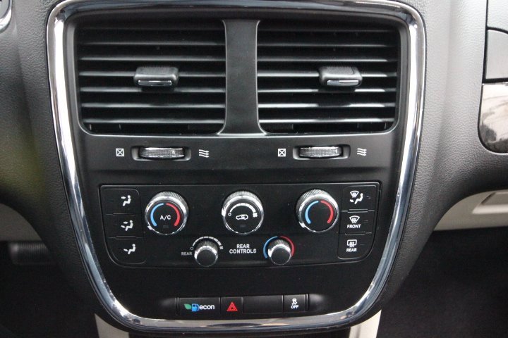 Used 2019 Dodge Grand Caravan SE w/ UConnect Hands-Free Group image 16