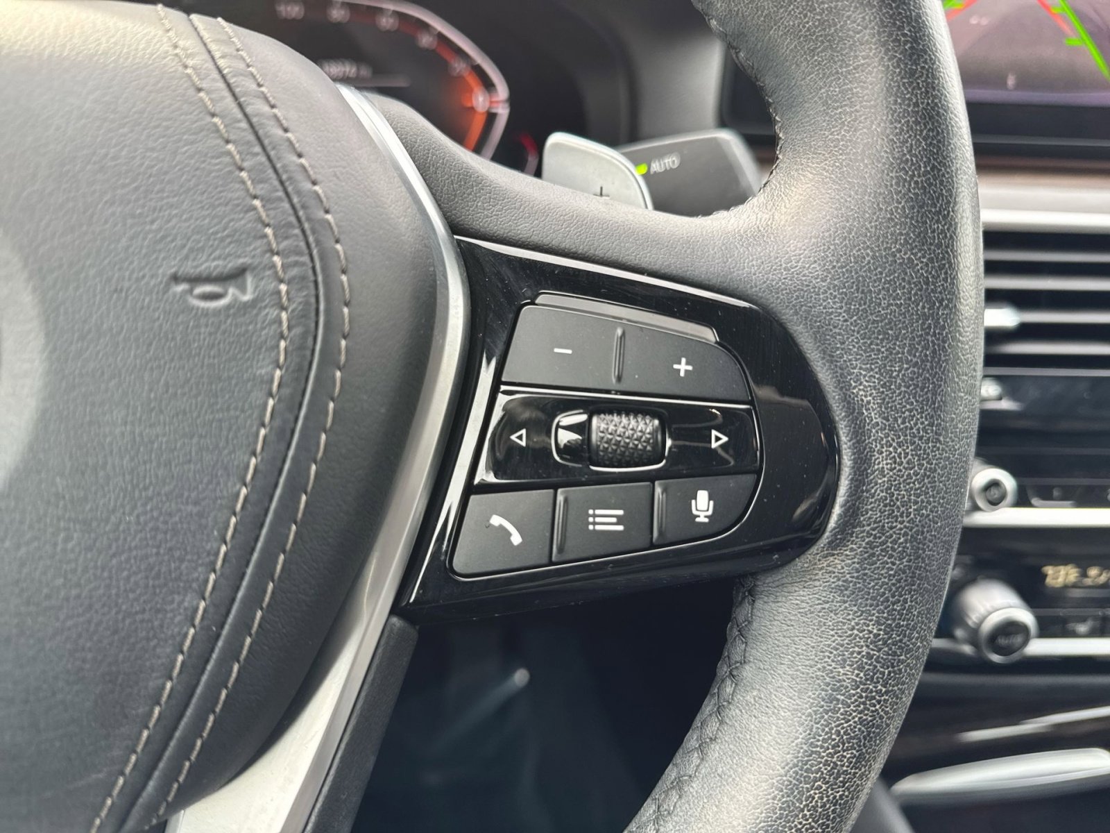 Used 2022 BMW 540i xDrive w/ Premium Package image 17