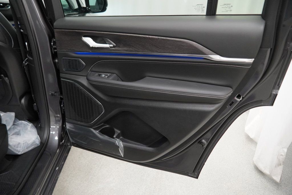 New 2025 Jeep Grand Cherokee L Overland w/ Trailer Tow Package image 33