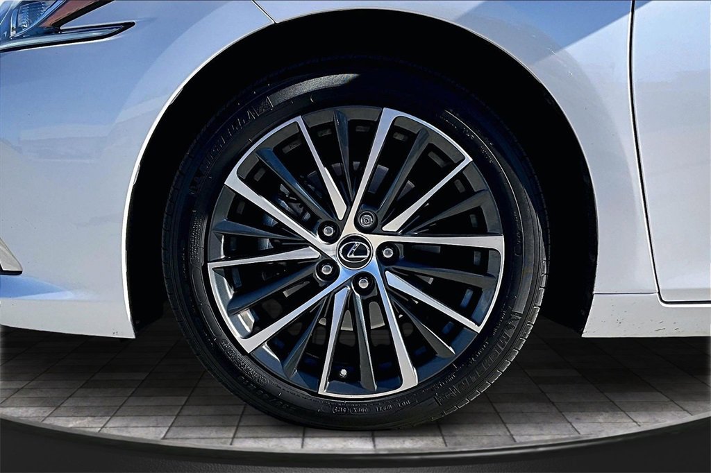 Used 2022 Lexus ES 300h w/ Premium Package image 10