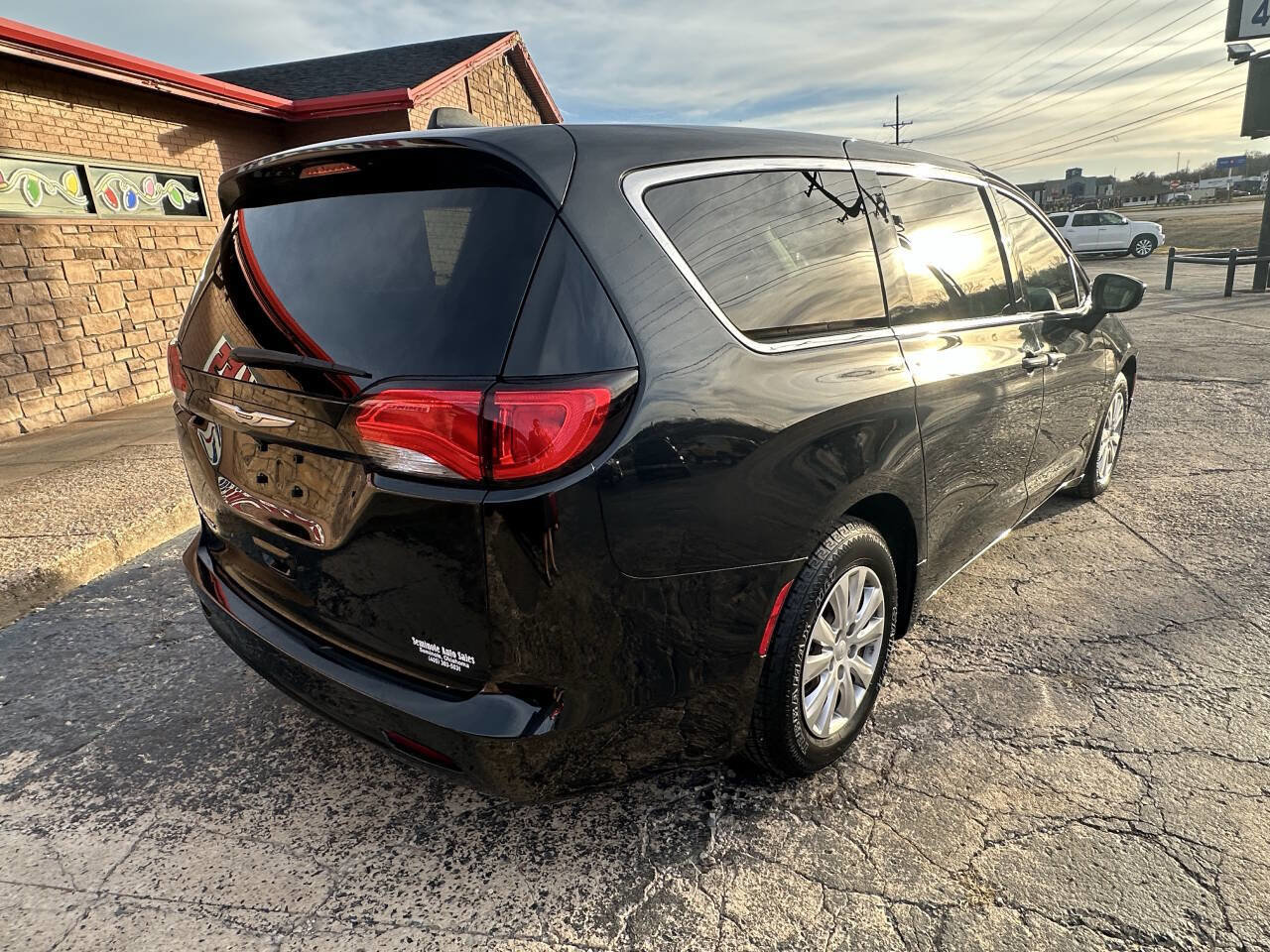 Used 2021 Chrysler Voyager L image 9