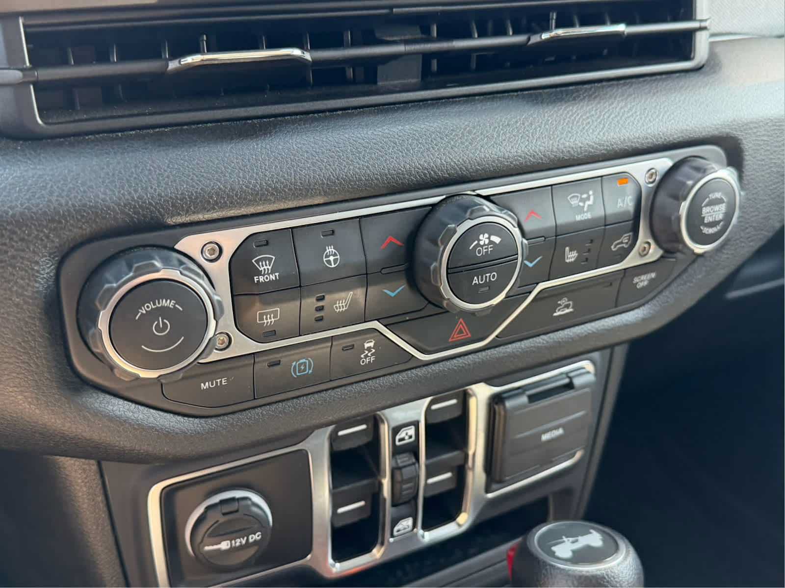 Used 2024 Jeep Wrangler Unlimited w/ Convenience Group AWD/4WD image 99
