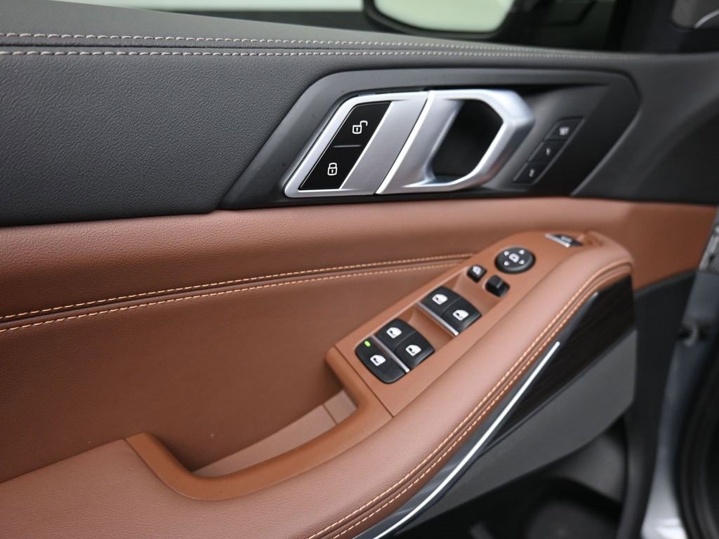 Used 2024 BMW X5 xDrive40i w/ Premium Package image 9