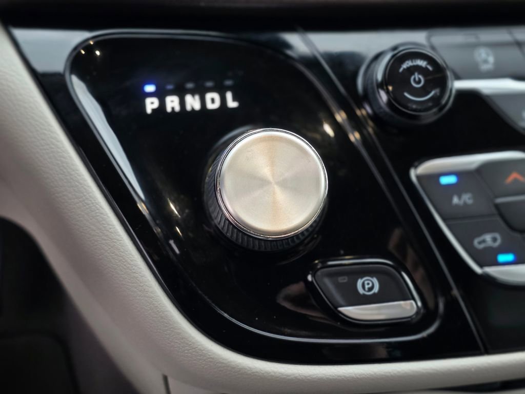 Used 2020 Chrysler Pacifica Touring-L image 32