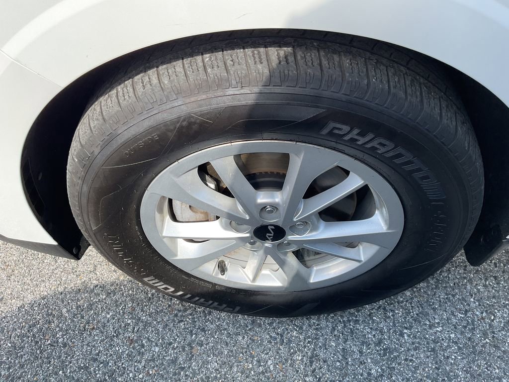 Used 2023 Kia Carnival LX image 5