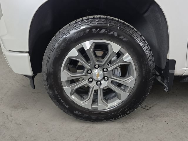 Used 2025 Chevrolet Silverado 1500 High Country w/ Technology Package AWD/4WD image 9