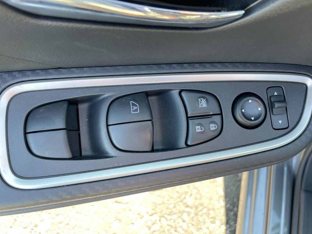 Used 2025 Nissan Versa SR w/ Trunk Package image 21