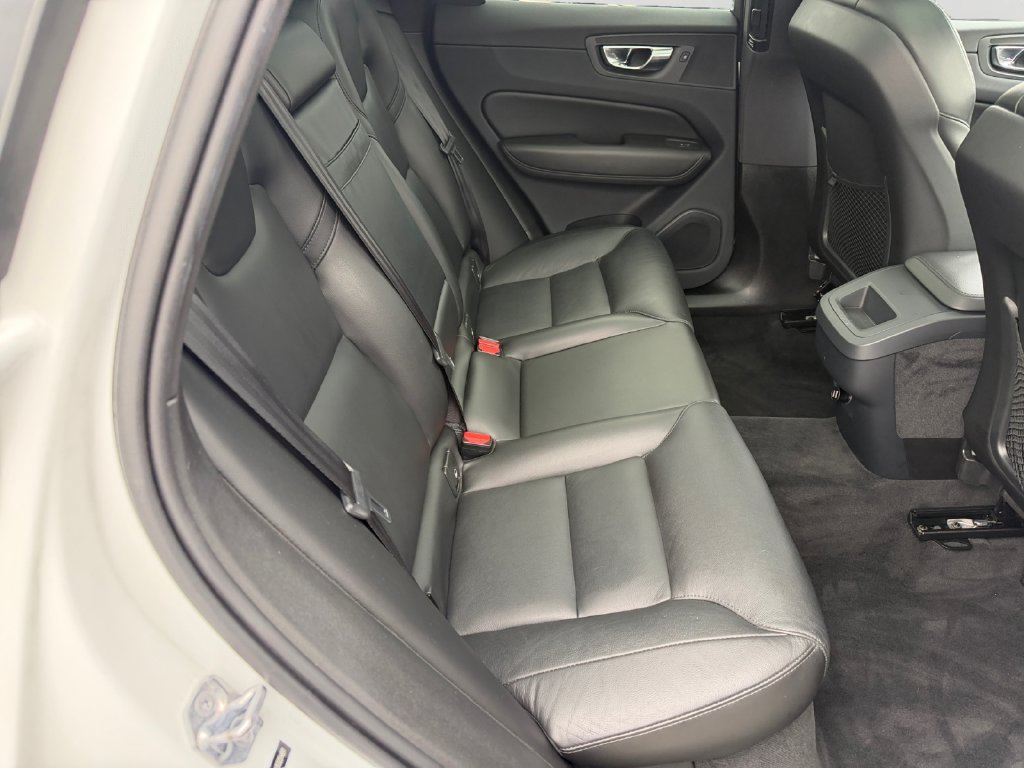 Used 2019 Volvo XC60 T5 Momentum w/ Premium Package AWD/4WD image 9