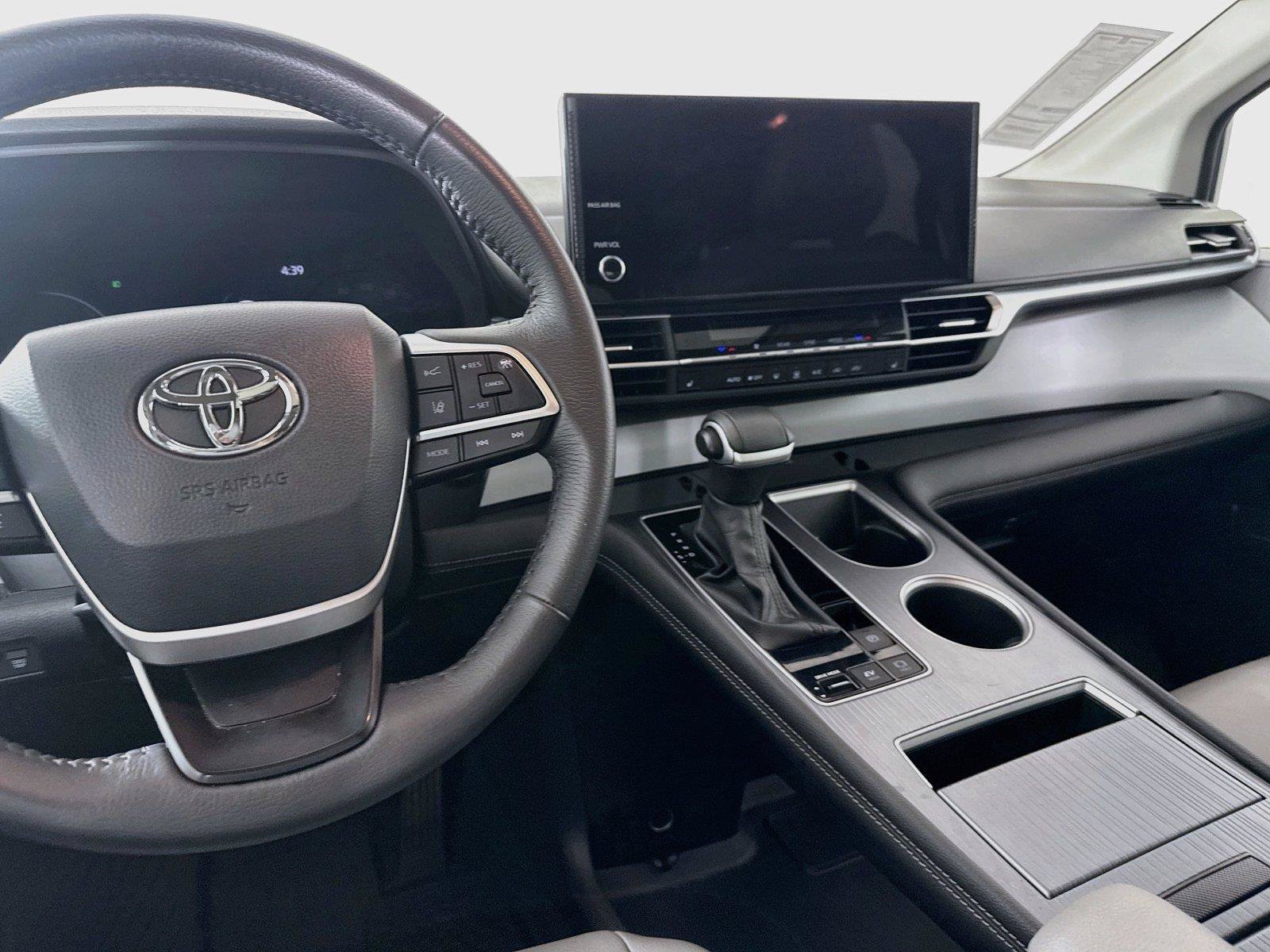 Certified 2025 Toyota Sienna XLE FWD image 33