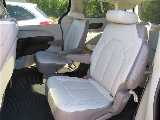 Used 2017 Chrysler Pacifica Touring-L Plus image 4