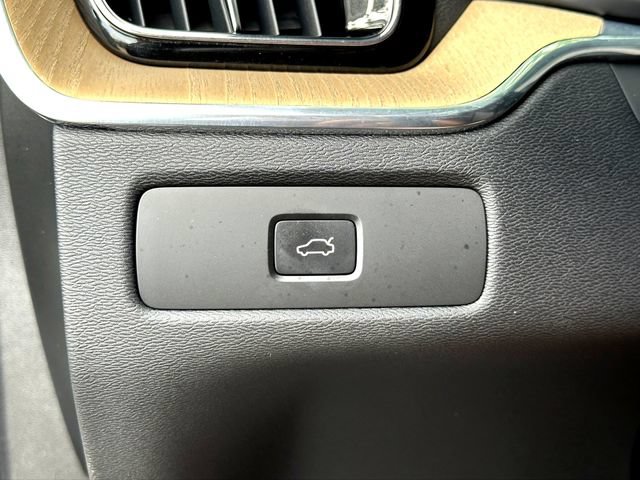 Used 2026 Volvo XC60 B5 Plus w/ Protection Package Premier AWD/4WD image 16