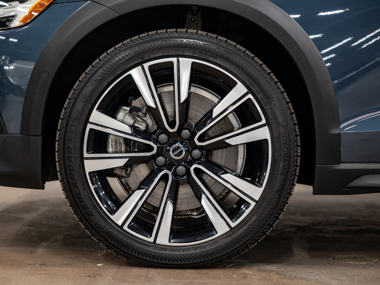 Used 2021 Volvo V60 T5 Cross Country image 22