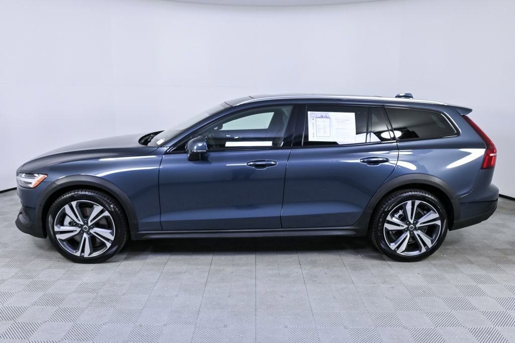 Used 2025 Volvo V60 B5 Cross Country Plus image 3