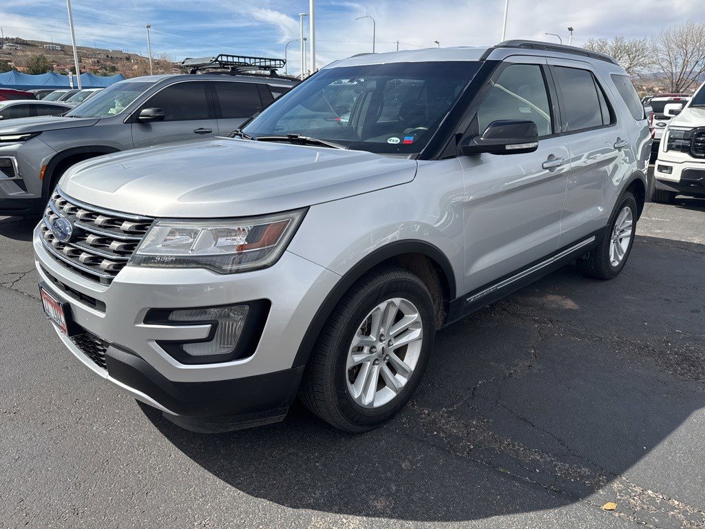Used 2017 Ford Explorer XLT image 2