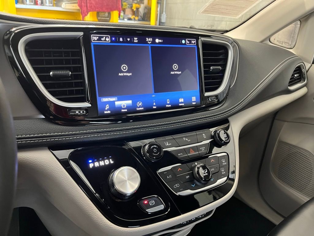 Used 2024 Chrysler Pacifica Select image 20