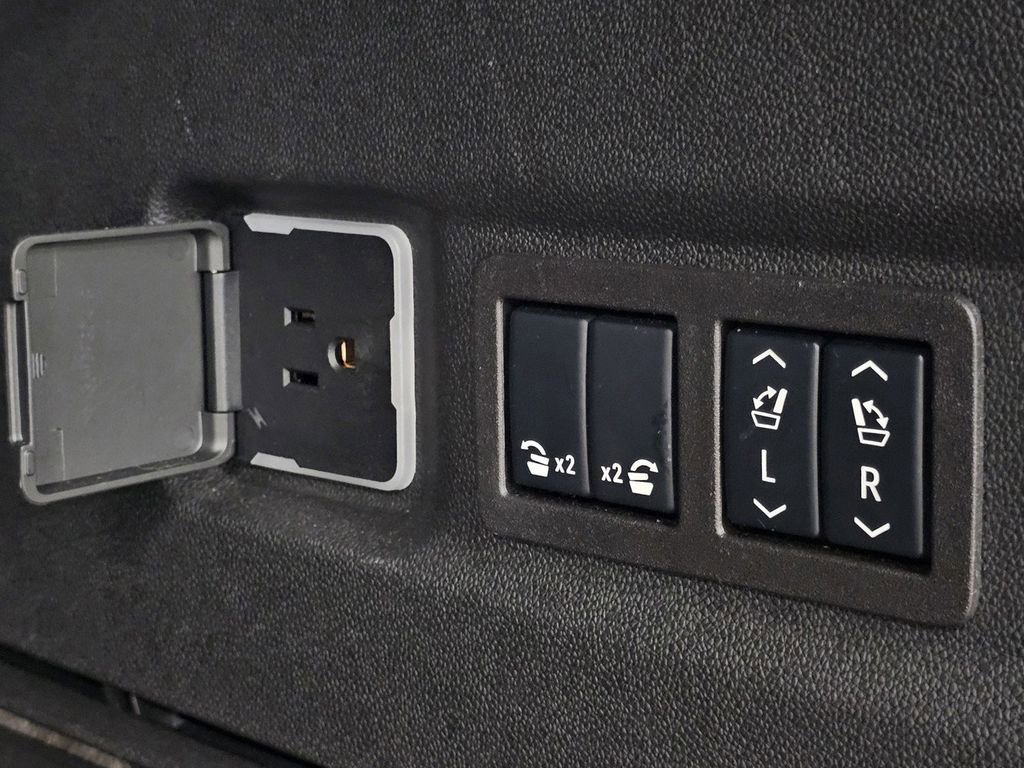 Used 2025 Chevrolet Suburban High Country AWD/4WD image 31