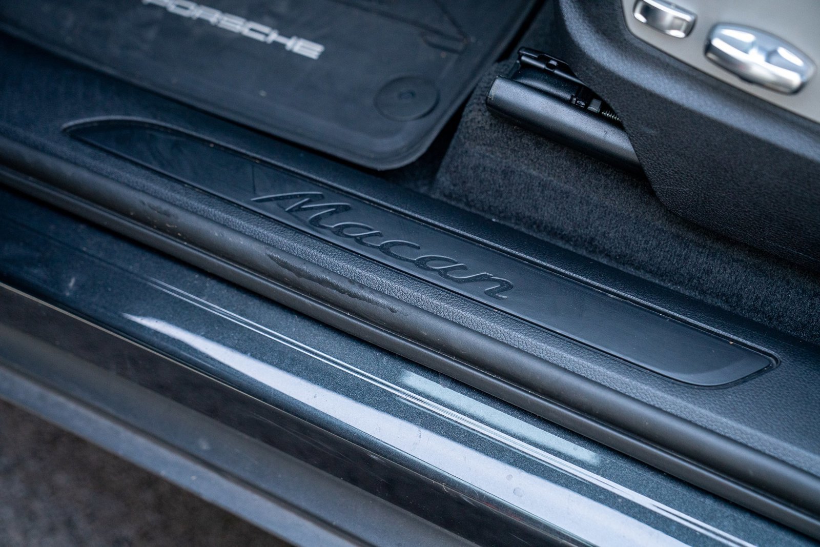 Certified 2025 Porsche Macan image 12