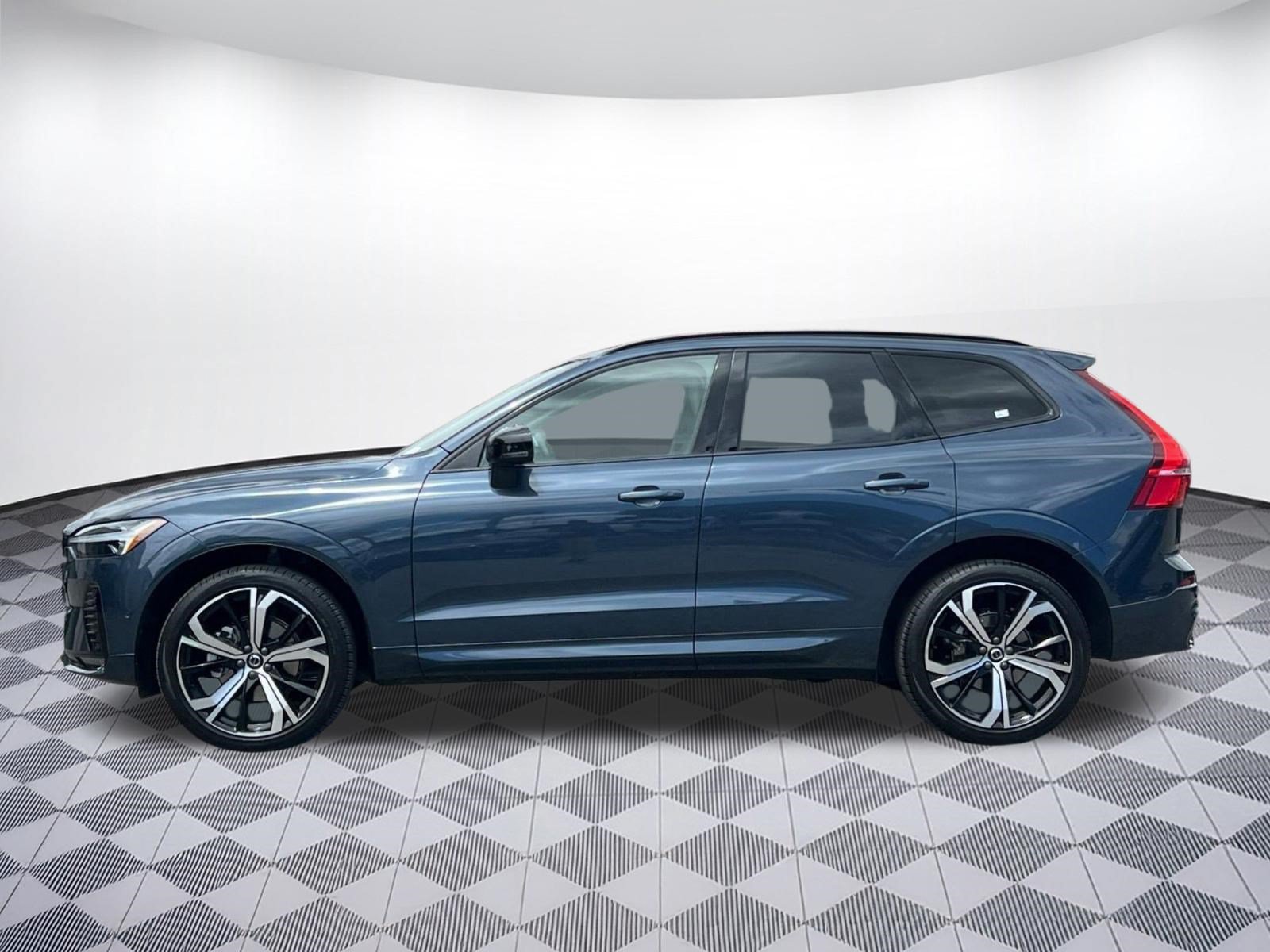 Used 2025 Volvo XC60 B5 Ultra w/ Protection Package Premier AWD/4WD image 2