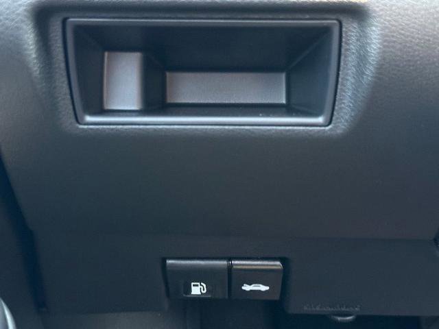 New 2025 Nissan Versa SR w/ Trunk Package FWD image 24