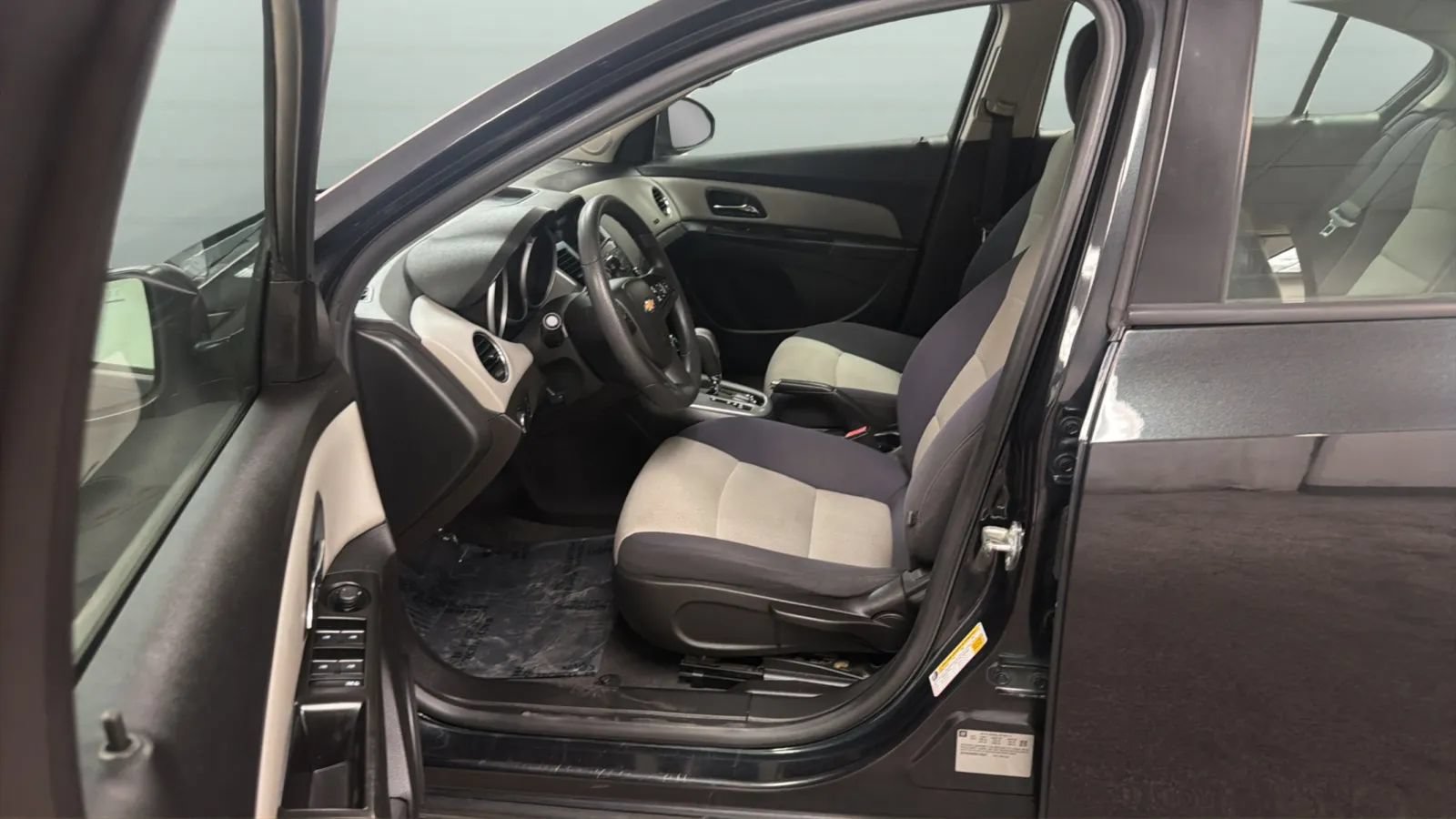 Used 2013 Chevrolet Cruze LS FWD image 19