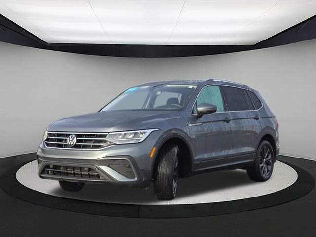 Certified 2023 Volkswagen Tiguan SE w/ Panoramic Sunroof Package image 3