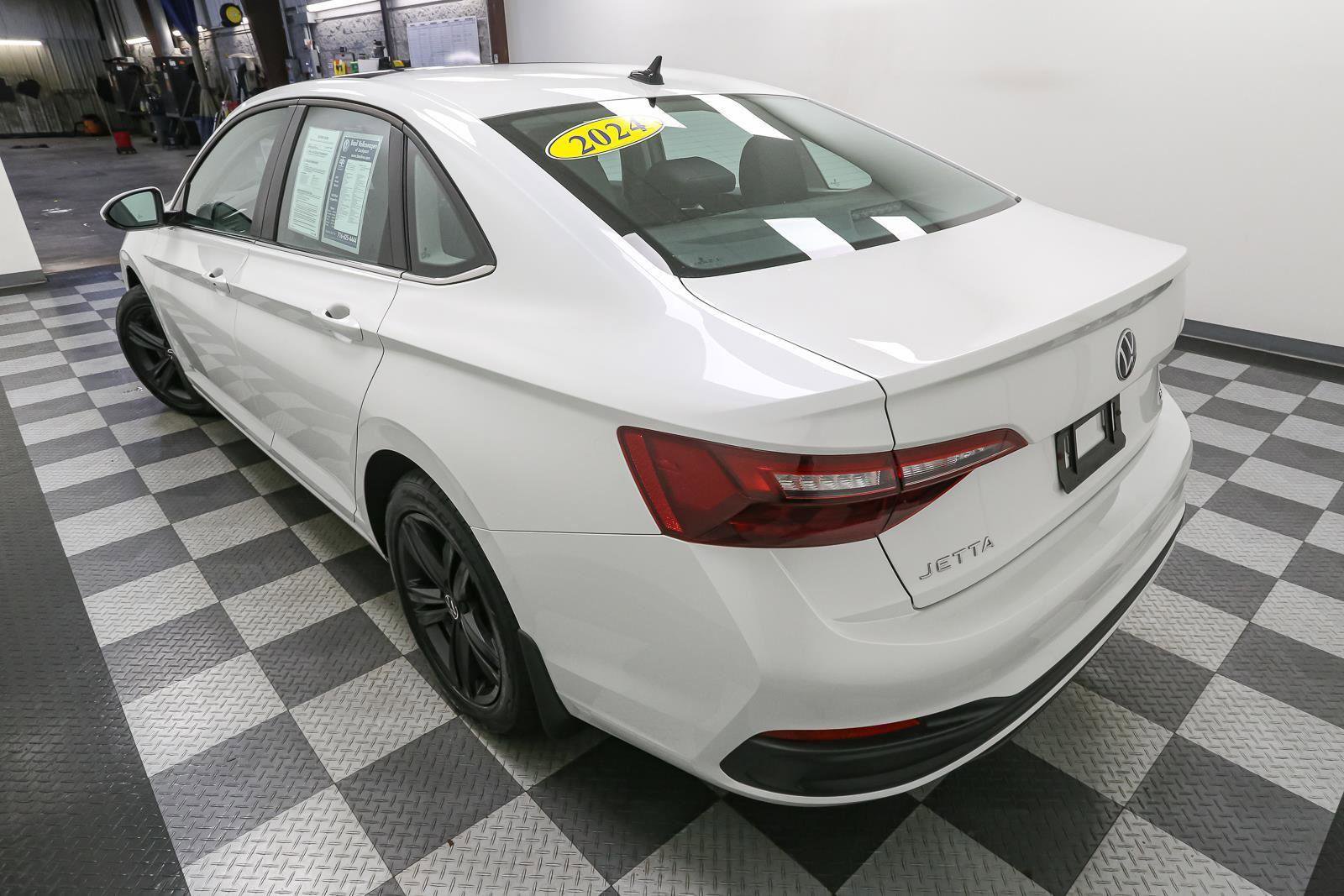 Used 2024 Volkswagen Jetta SE image 11