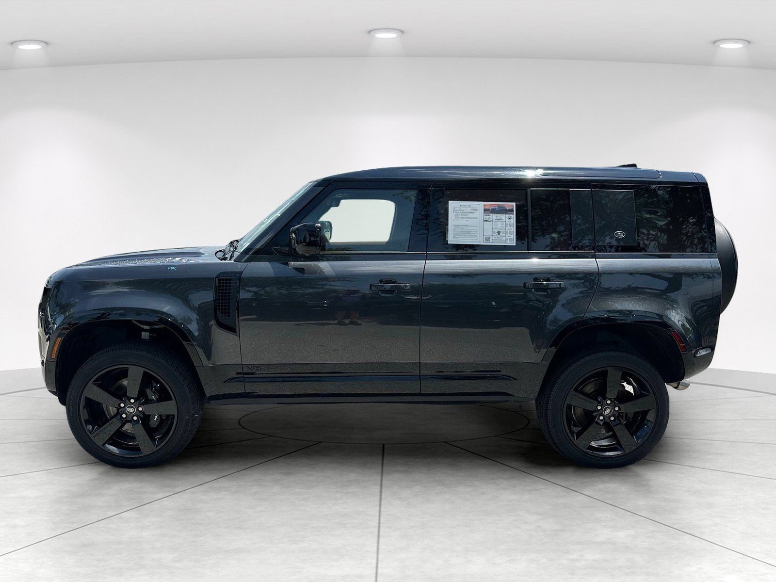 Used 2024 Land Rover Defender 110 V8 AWD/4WD image 4