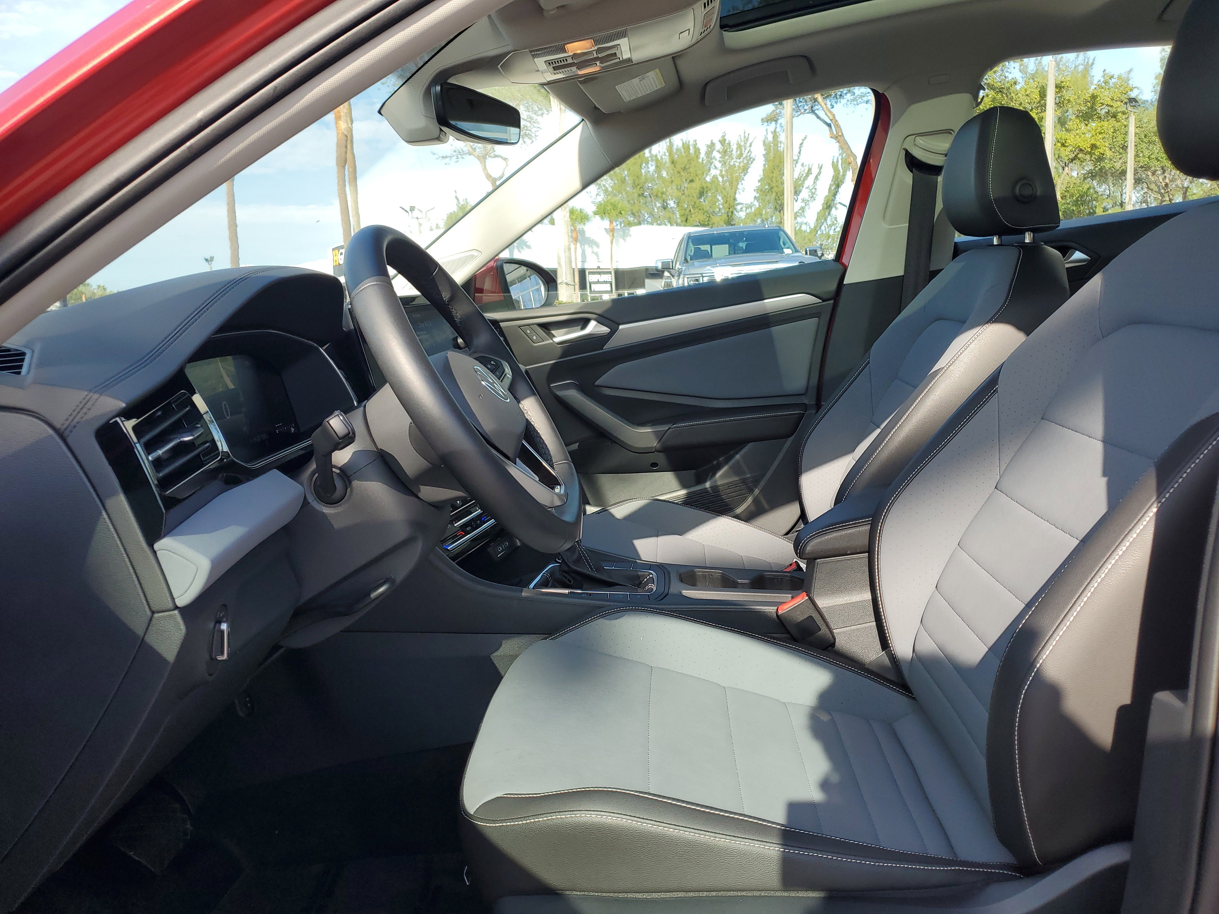 Used 2025 Volkswagen Jetta SE image 11