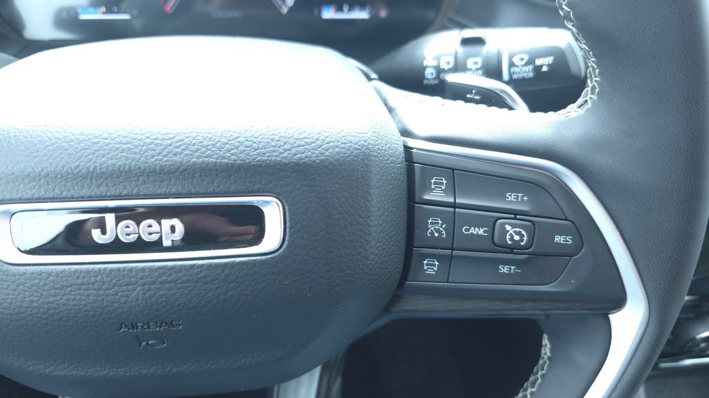 Used 2025 Jeep Grand Cherokee Altitude AWD/4WD image 28