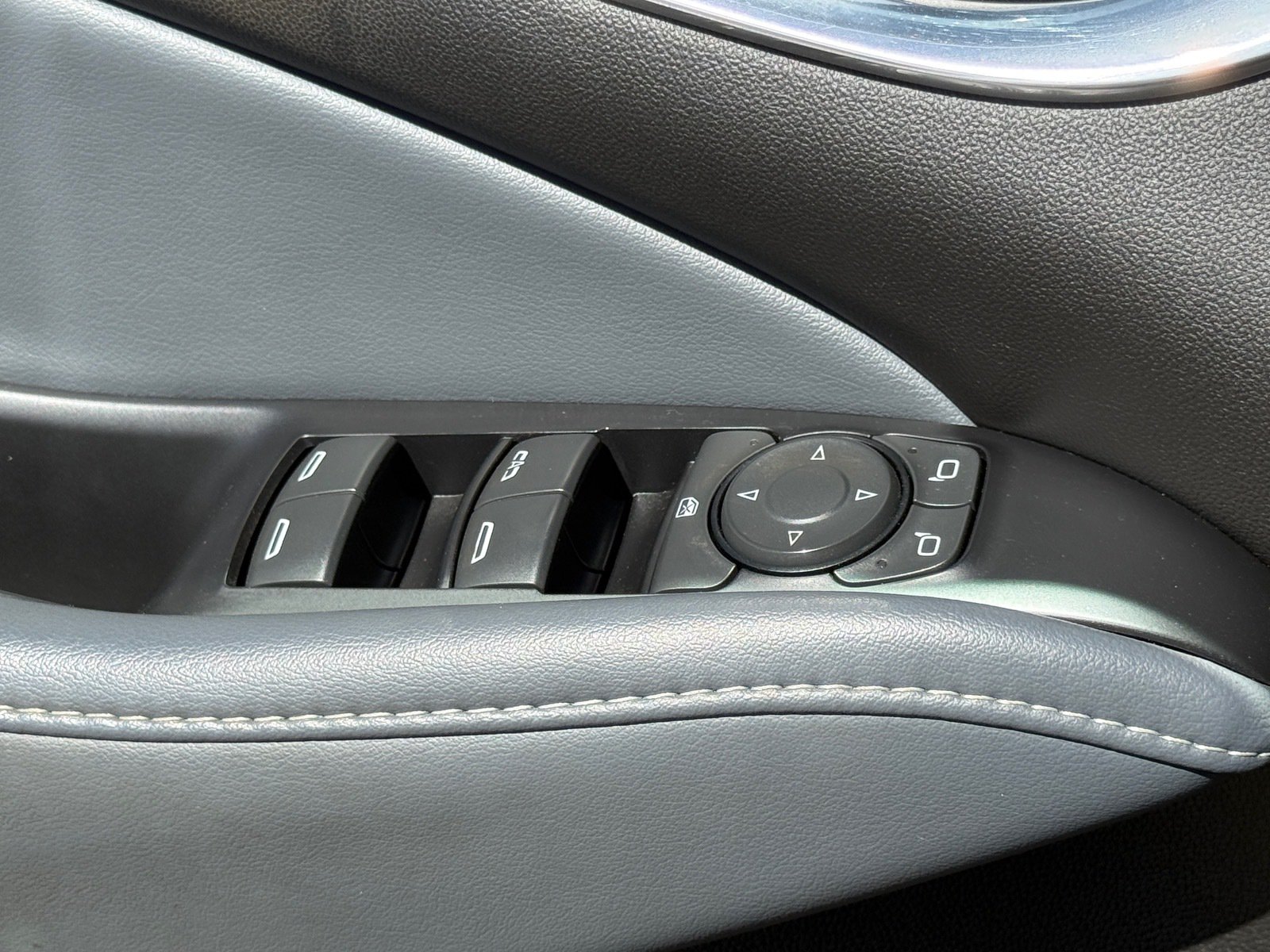 Used 2023 Buick Enclave Essence FWD image 23