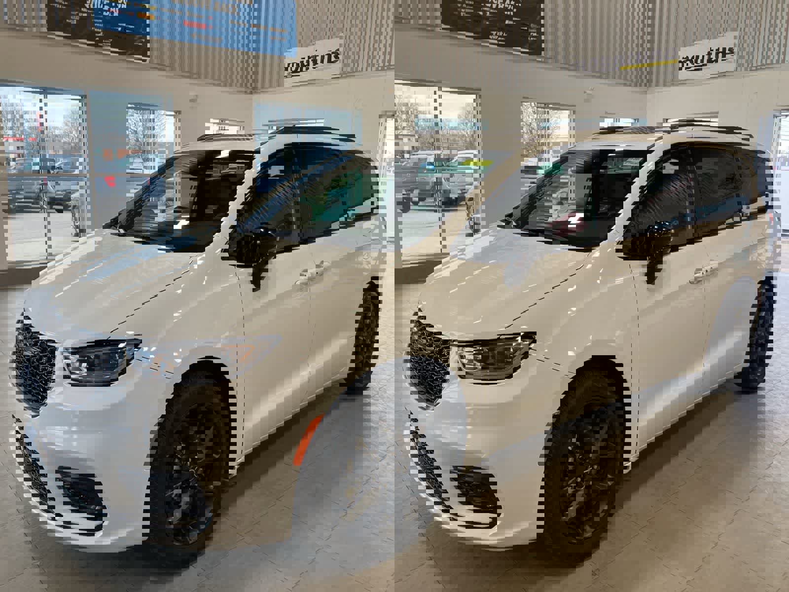 Used 2025 Chrysler Pacifica Limited image 1