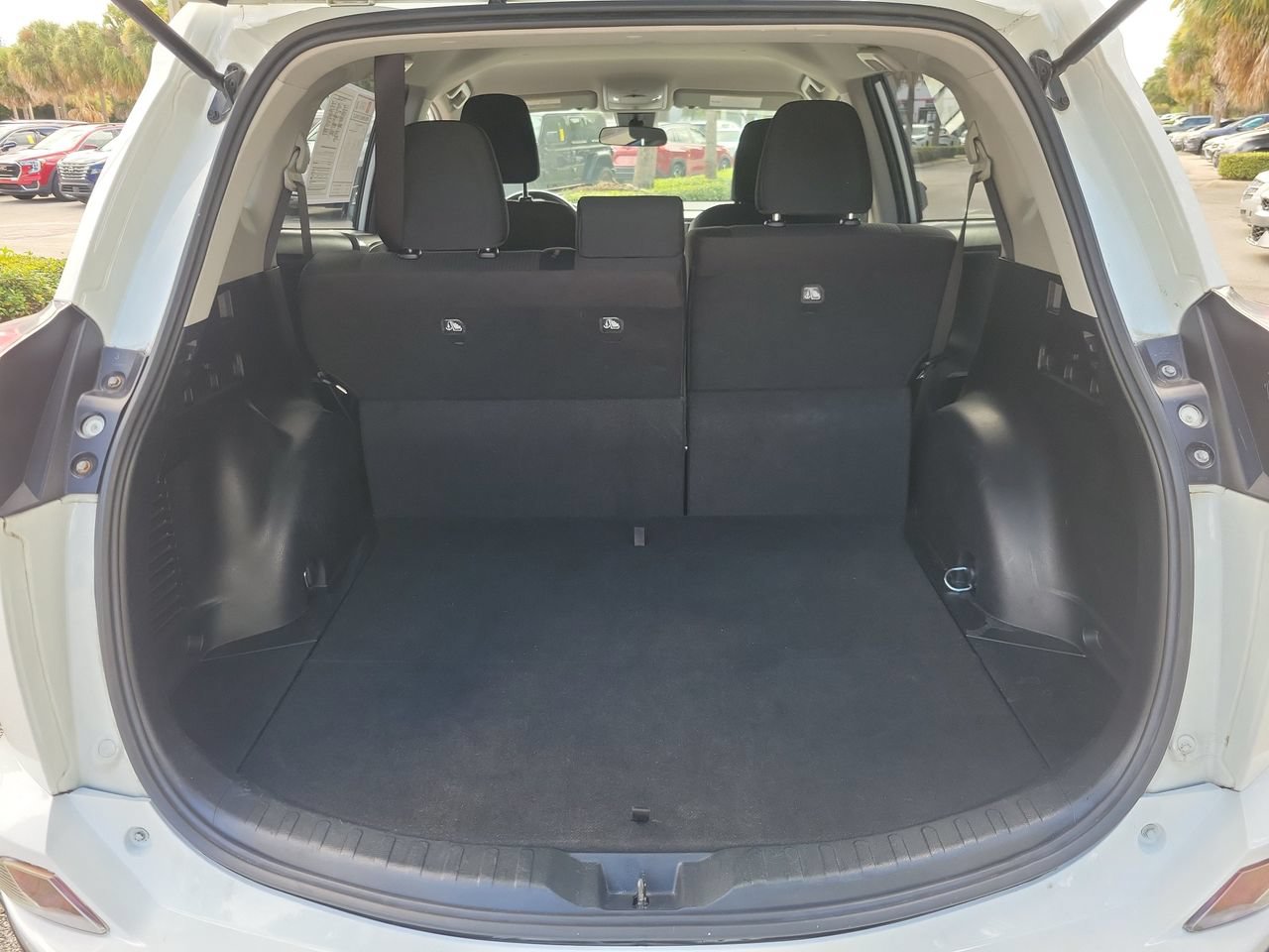 Used 2018 Toyota RAV4 LE FWD image 8