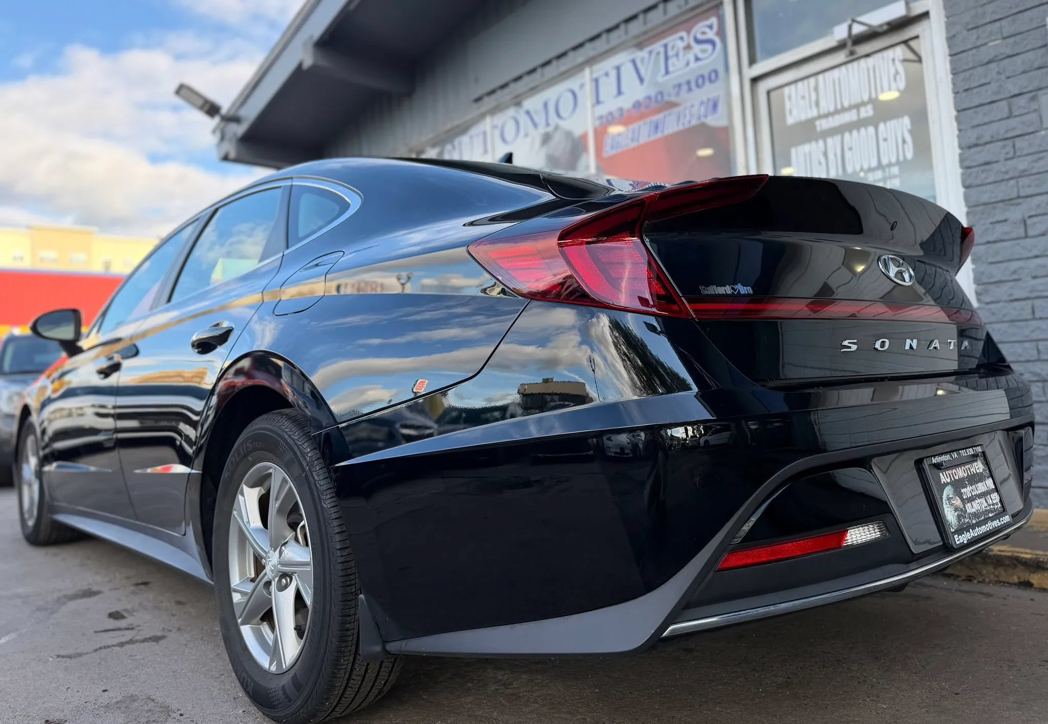 Used 2023 Hyundai Sonata SE w/ Preferred Accessory Package FWD image 2