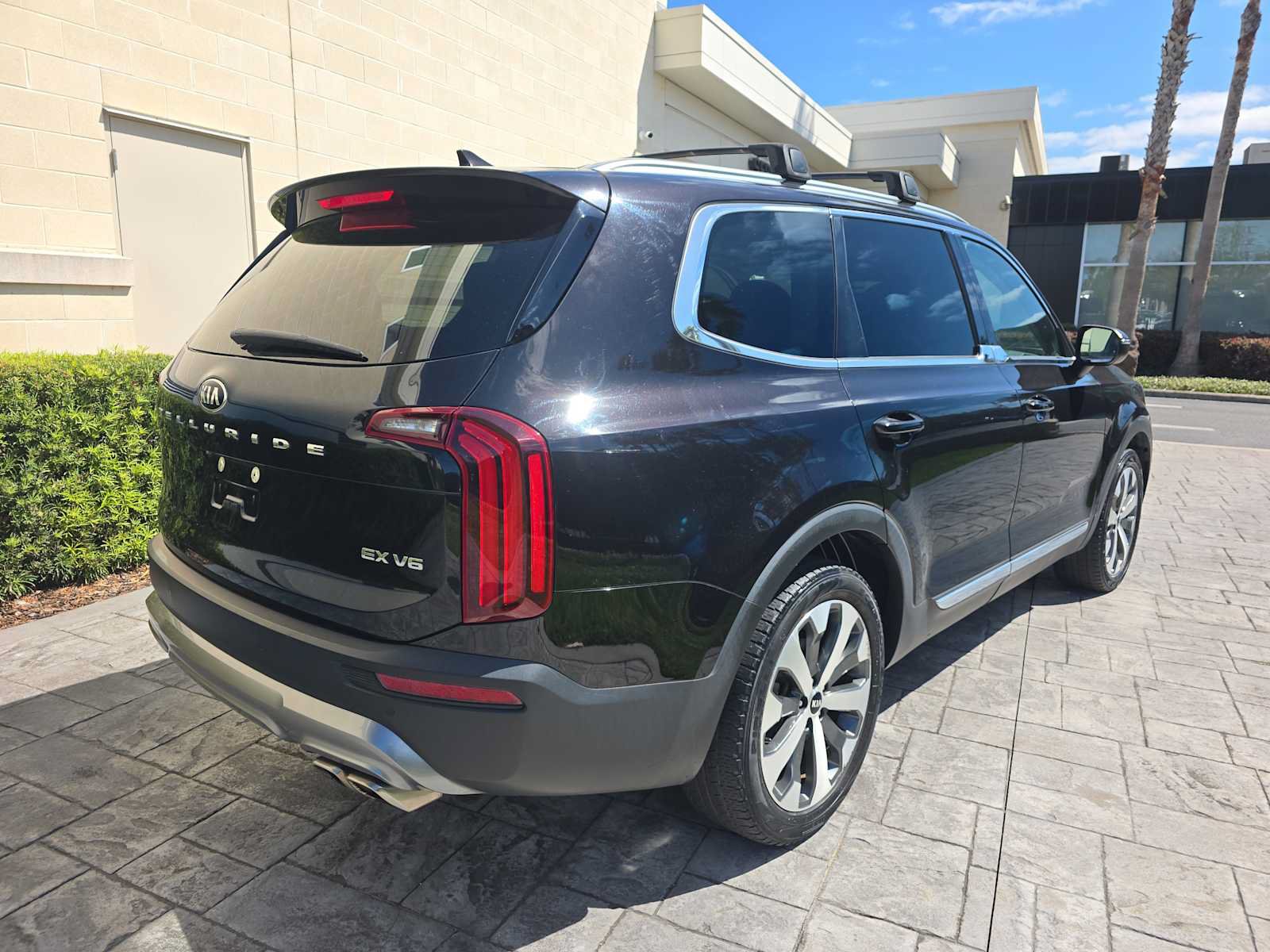 Used 2021 Kia Telluride EX w/ EX Premium Package FWD image 3