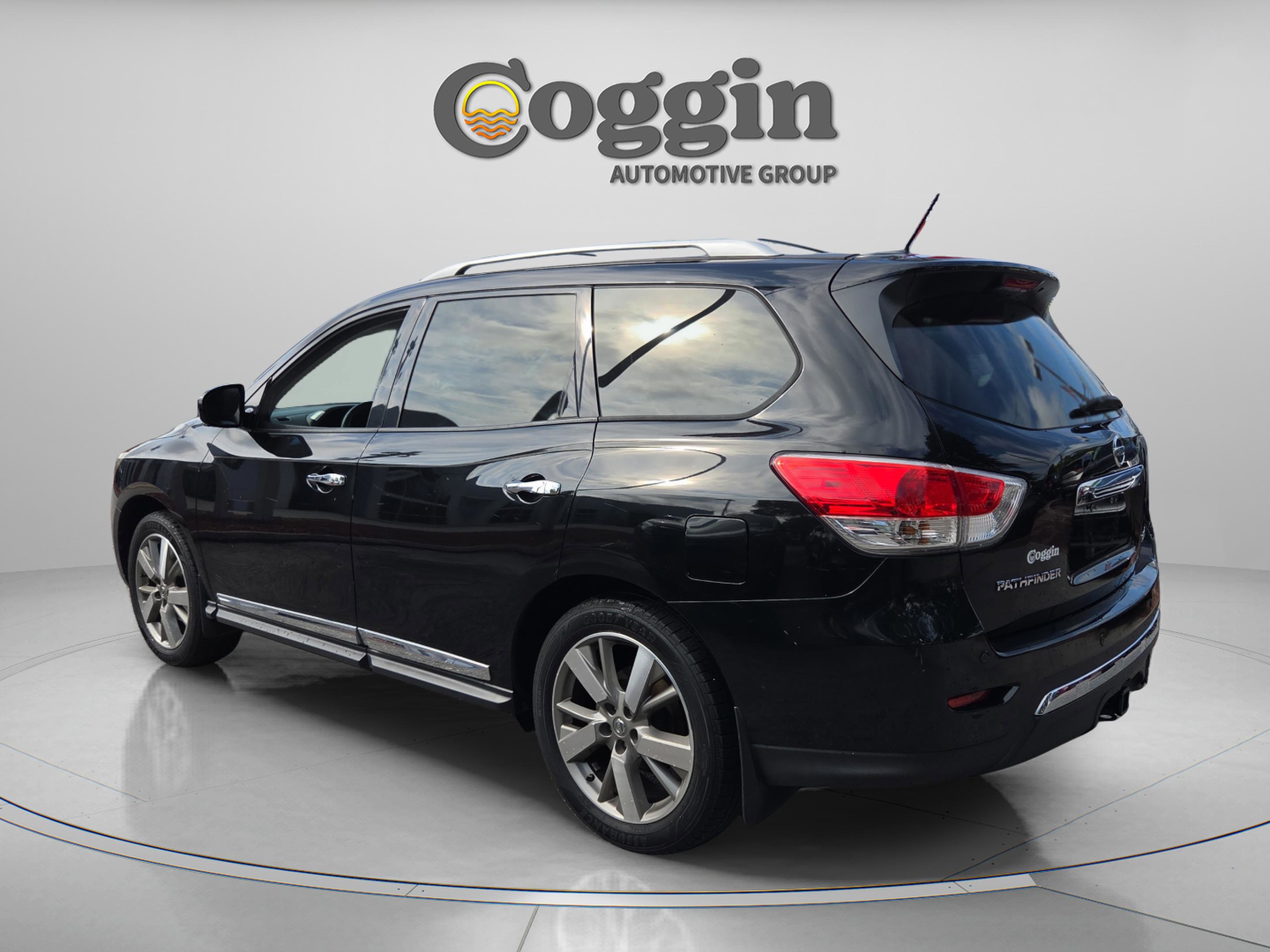 Used 2015 Nissan Pathfinder Platinum FWD image 3