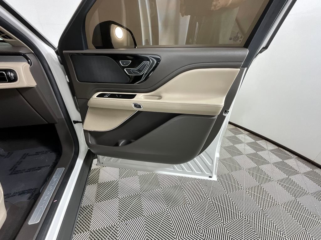 Used 2021 Lincoln Aviator 2WD image 21